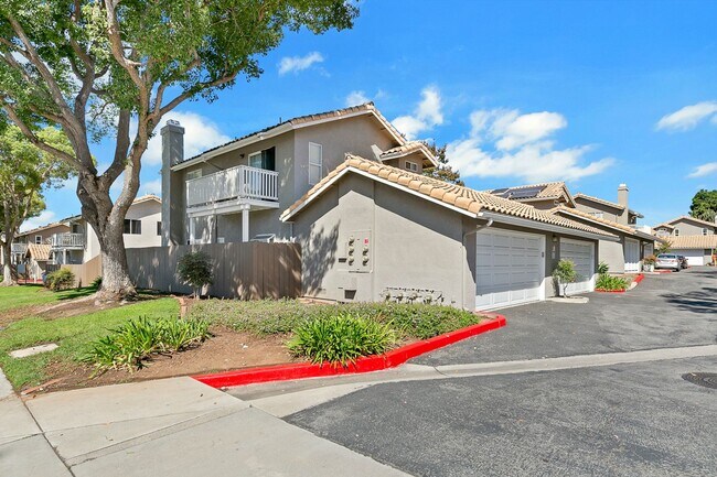Foto del edificio - Large 3/2 Townhome with Enclosed Backyard