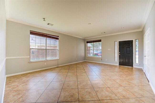 Building Photo - 5527 Gatesprings Ln