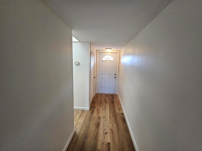 Building Photo - 9611 N Hollybrook Lake Dr