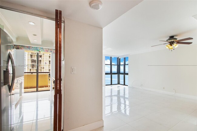 Building Photo - 2555 Collins Ave