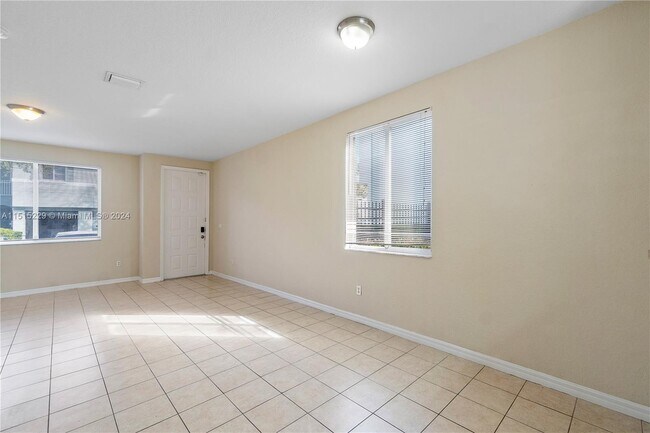 Building Photo - 1933 Gardenia Ct