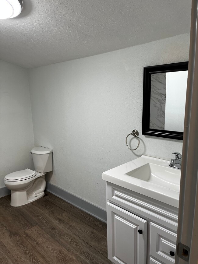 Building Photo - 1914 W Wildwood Dr