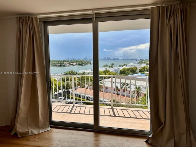 Foto del edificio - 6900 Bay Dr