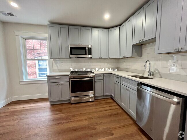 Building Photo - 72 Belden St