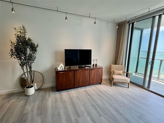 Foto del edificio - 1300 Brickell Bay Dr