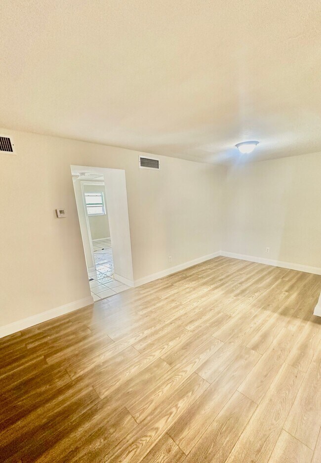 Foto del edificio - 2-Bed, 1.5-Bath Huge Apartment in the Heart of Miami Gardens!