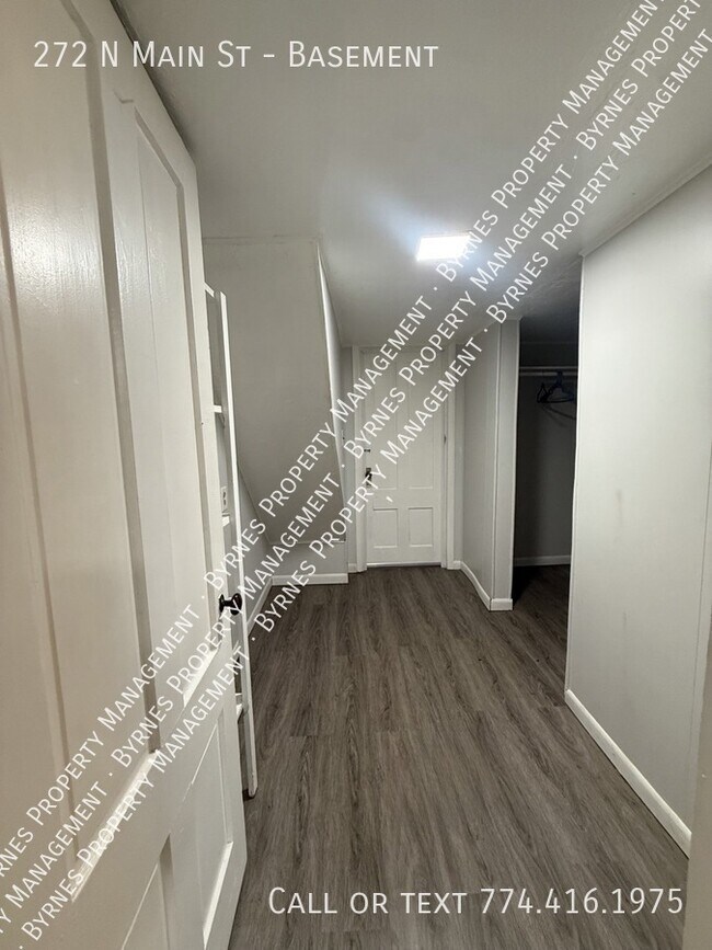 Foto del edificio - 272 N Main St