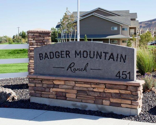 Richland, Washington, Badger Mountain Ranch Apartments, entrada Letrero tipo monumento - Badger Mountain Ranch