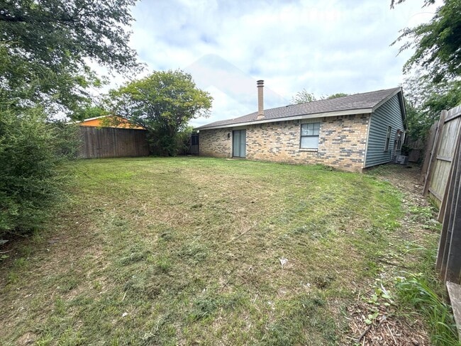 Building Photo - AVAILABLE NOW!!! Charming Cedar Hill, TX home with 3 bedrooms, 1 bathroom