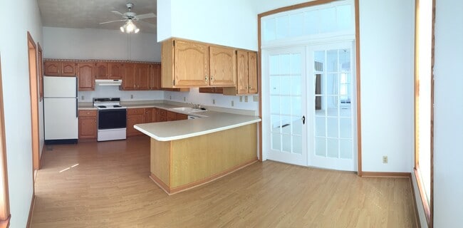 Kitchen / Dining Area - 412 Iowa Ave