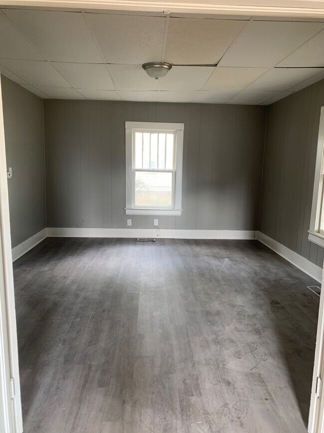 Building Photo - 3 Bedroom 1 Bathroom Bungalow West of Down...
