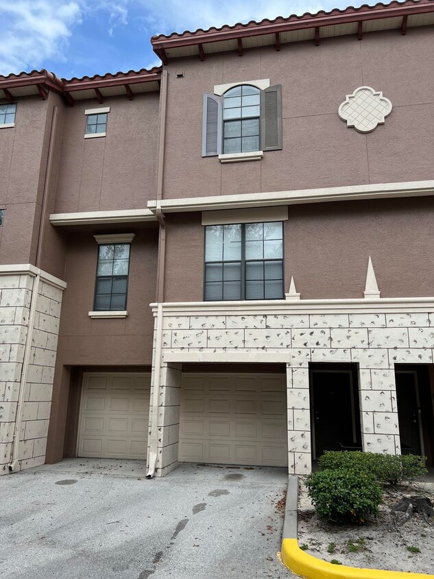 Foto principal - Tri-Level 2/2 Townhouse in Metrowest