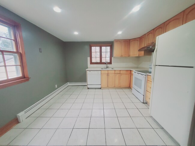 Building Photo - 17 Linden St