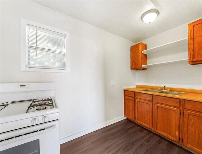 Building Photo - 2015 1/2 Rosedale St
