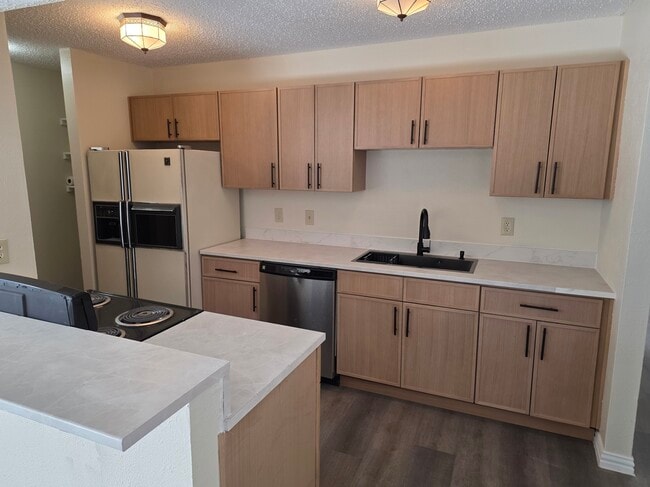 Building Photo - 2222 Ridgedale Dr