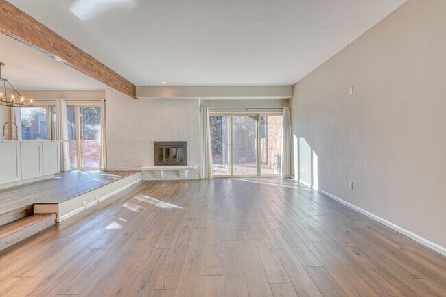 Building Photo - Fully Renovated Townhome on the 16th Green!