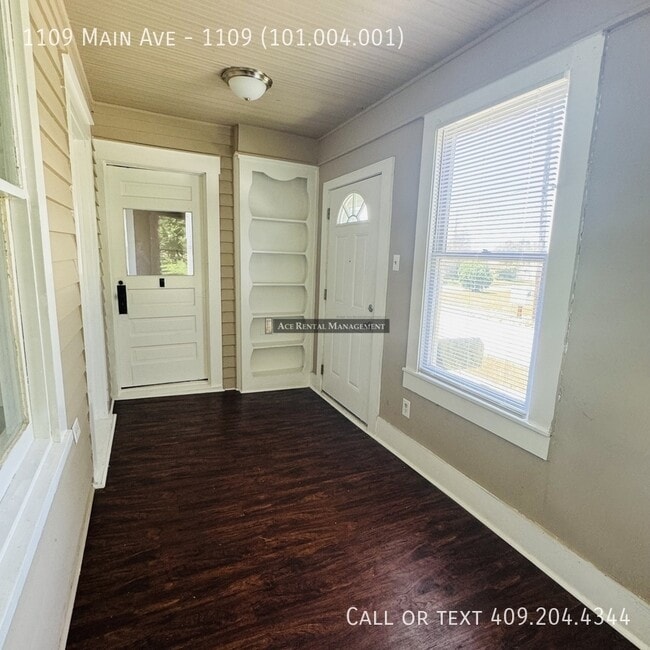 Building Photo - 1109 Main Ave