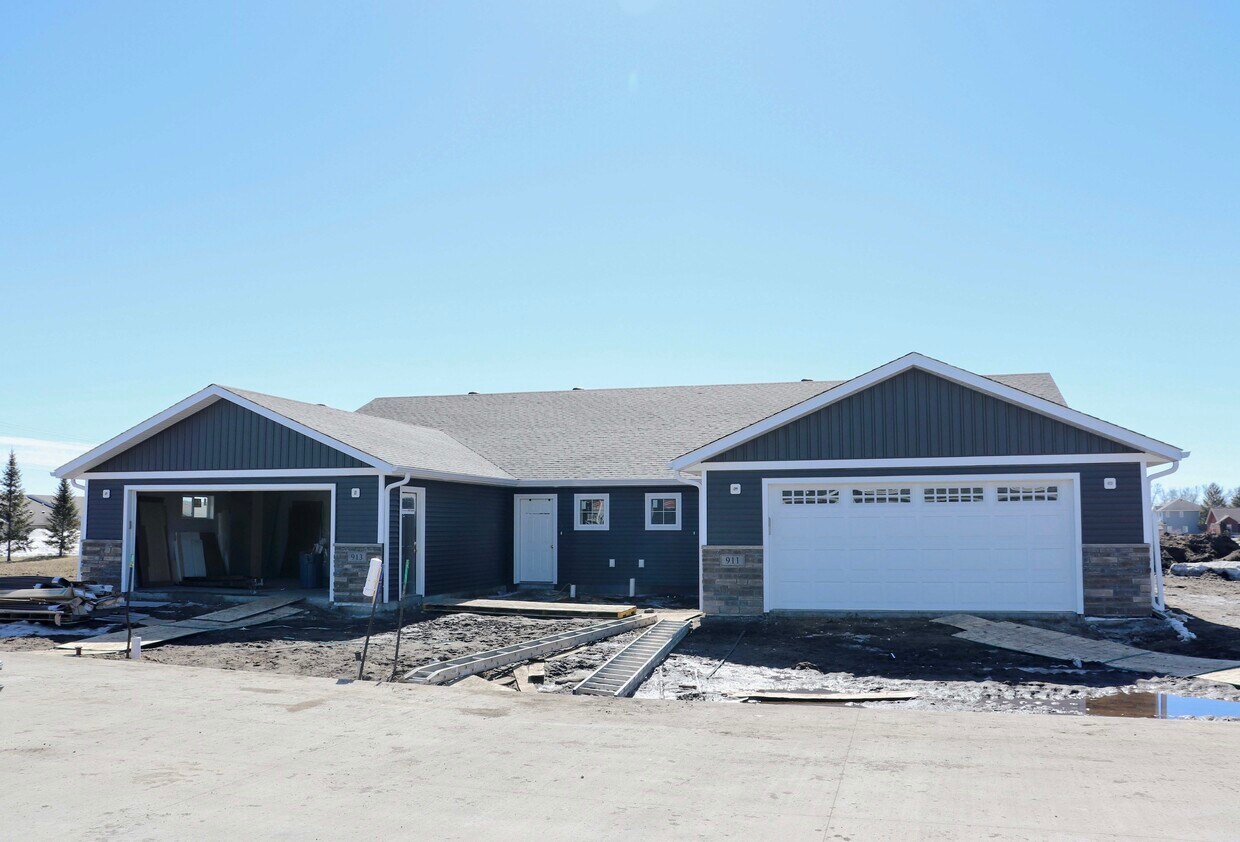 Foto principal - 911 Village Ln