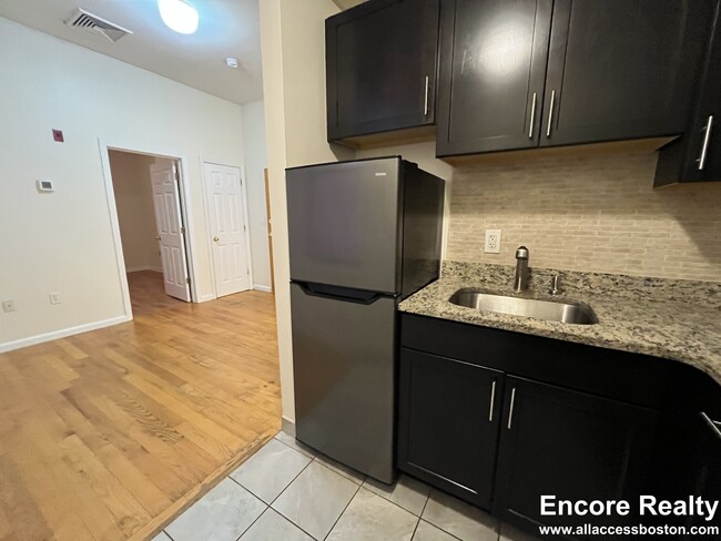 Building Photo - 11 Edinboro St