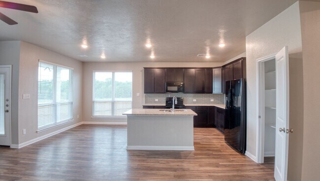 Foto del edificio - Spacious Single-Family Home Available Now!