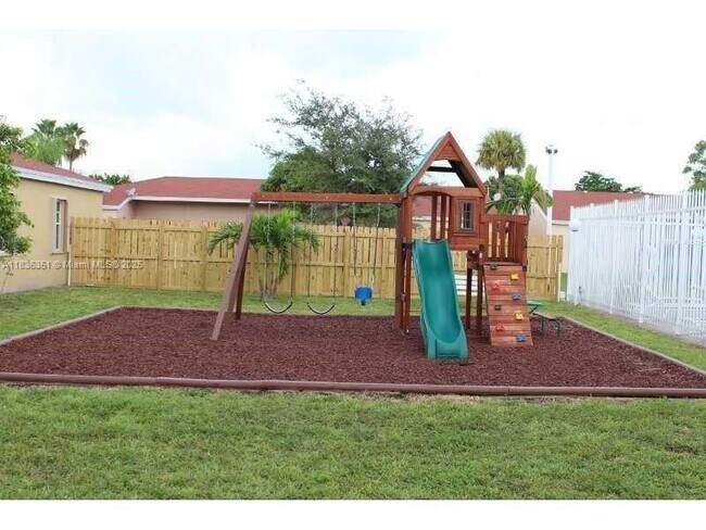 Foto del edificio - 830 NE 212th Terrace
