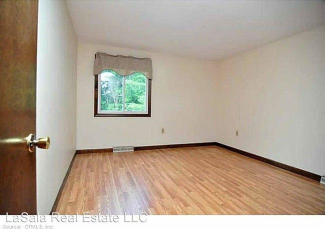 Building Photo - 2 br, 1.5 bath House - 86 Spring Lane