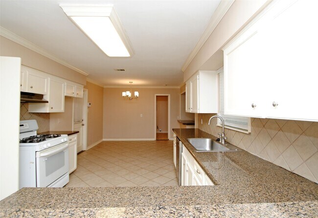 Building Photo - 10034 Cedardale Dr