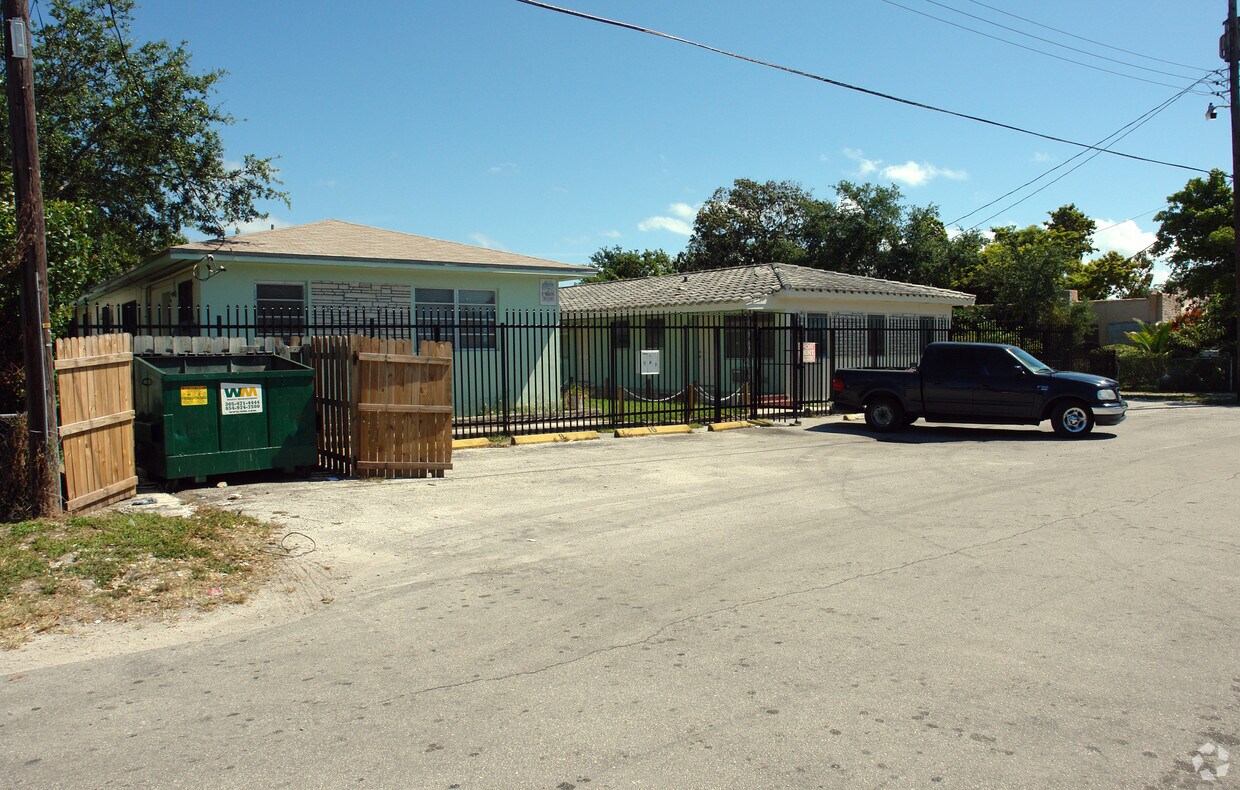 Building Photo - 738 NE 86th St