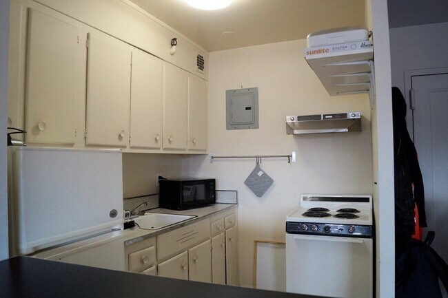 Building Photo - 145 Pinckney St