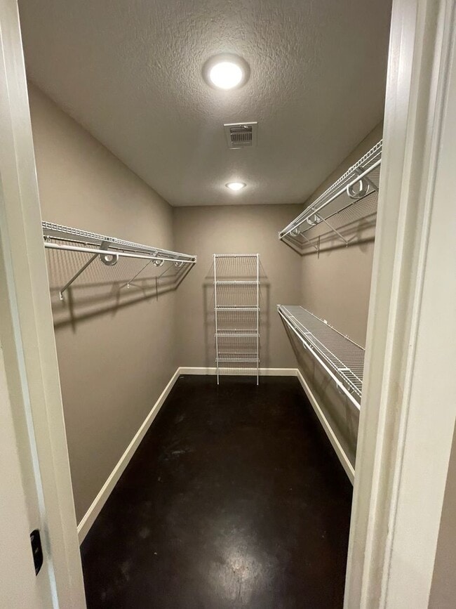 Building Photo - 333 Wolf Den Dr