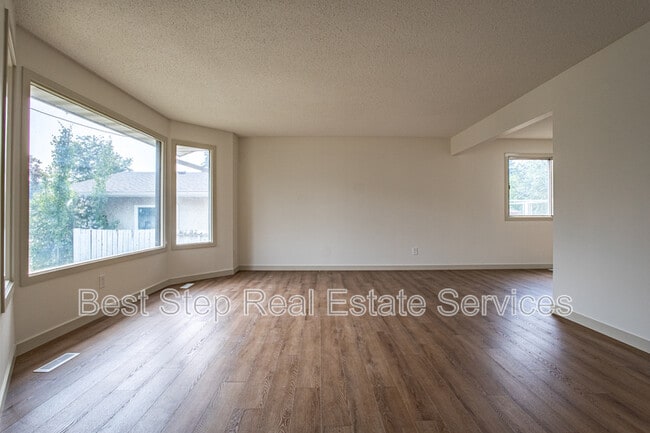 Building Photo - 2208-2285 85 St NW