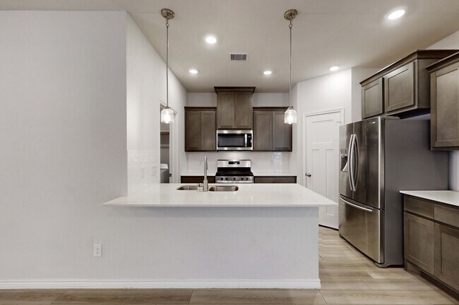 Foto del edificio - 3 Bedroom, 2 bath, 2 car garage located in...