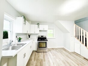 Building Photo - 87a Balsam St