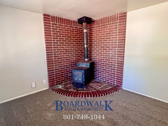 Building Photo - Awesome Sandy 5 Bed 2 Bath House!