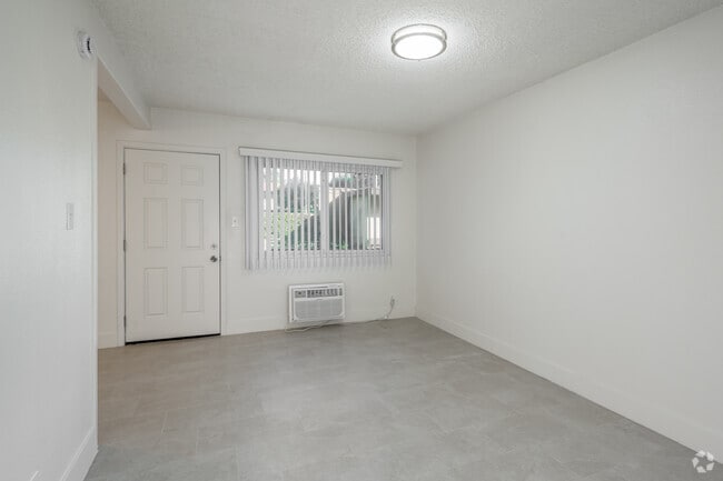 1 habitación, 1 baño - 600 pies cuadrados - Sala de estar - Palm Court Apartments