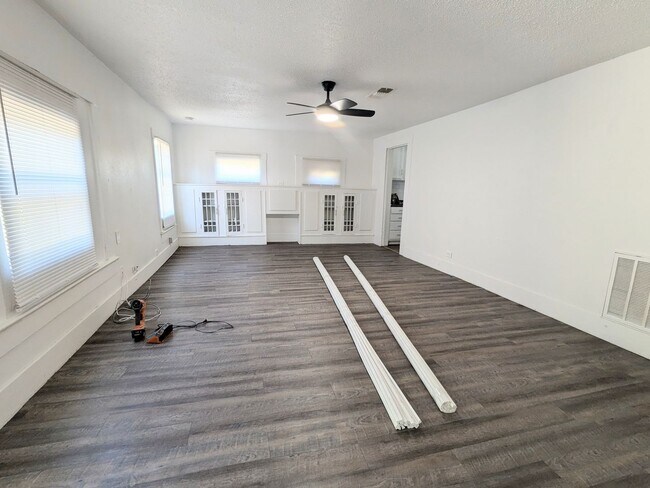 Building Photo - Remodeled Home on Texas Side