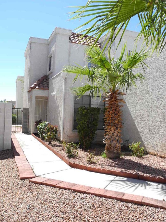 Building Photo - 3 bed / 2 bath house near Durango and Sahara