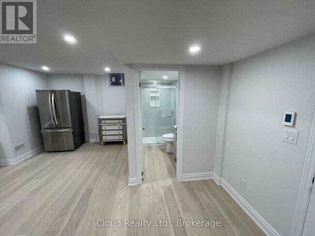 Photo du bâtiment - 4105 Channing Cres