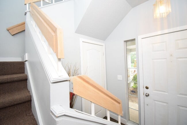 Building Photo - Quiet 2 Bed Millcreek Condo with Beautiful Mountain Views!