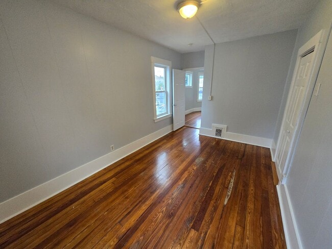 Building Photo - Spacious and Bright 3Bd 1 Bath Available f...