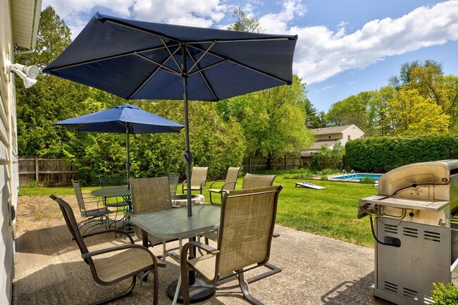 Foto del edificio - 10 James Dr