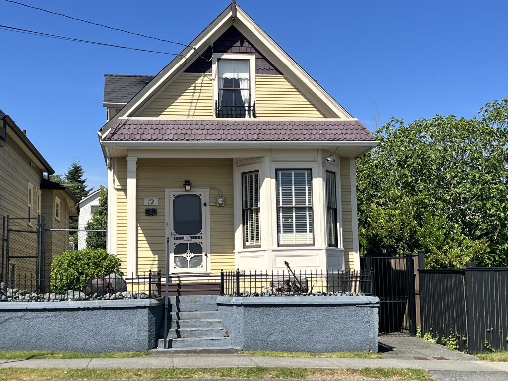12 Irwin St, Nanaimo, BC V9R 4X1 House for Rent in Nanaimo, BC