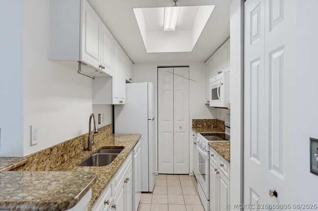 Foto del edificio - 400 Crestwood Ct N