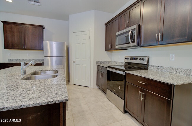 Building Photo - 43833 Yucca Ln