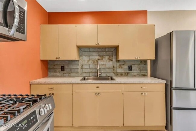 Foto del edificio - 722 N Palo Verde Blvd