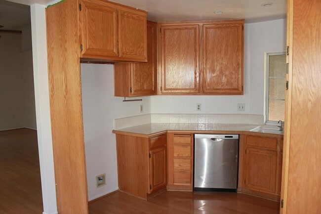 Building Photo - 28620 Avocado Pl