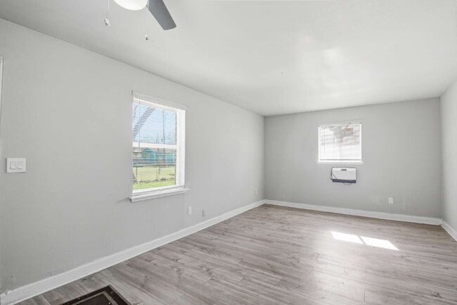 Foto del edificio - 6318 Laramie St