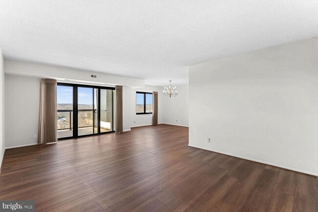 Foto del edificio - 307 Yoakum Pkwy