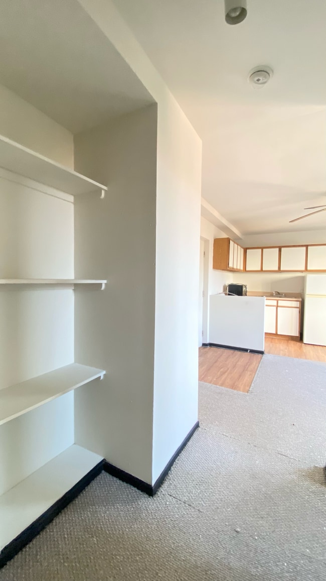 Building Photo - 3933 N Clarendon Ave