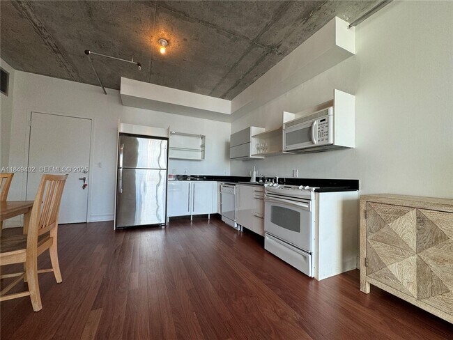 Foto del edificio - 690 SW 1st Ct